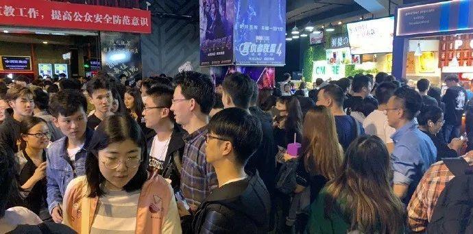 今天凌晨，东莞电影院发生这一幕，场面堪比“春运”！