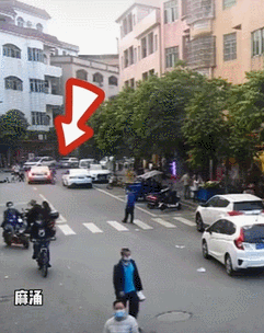 痛心！东莞一女童尾随妈妈冲出马路，遭碾压身亡
