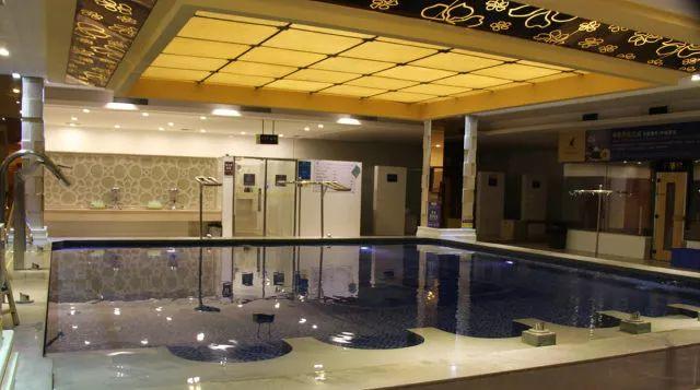 9元抢12小时温泉水疗+自助2餐+恒温游泳池+干蒸+汗蒸+电影院+休息厅，休闲娱乐任你嗨！周末通用不加收～"