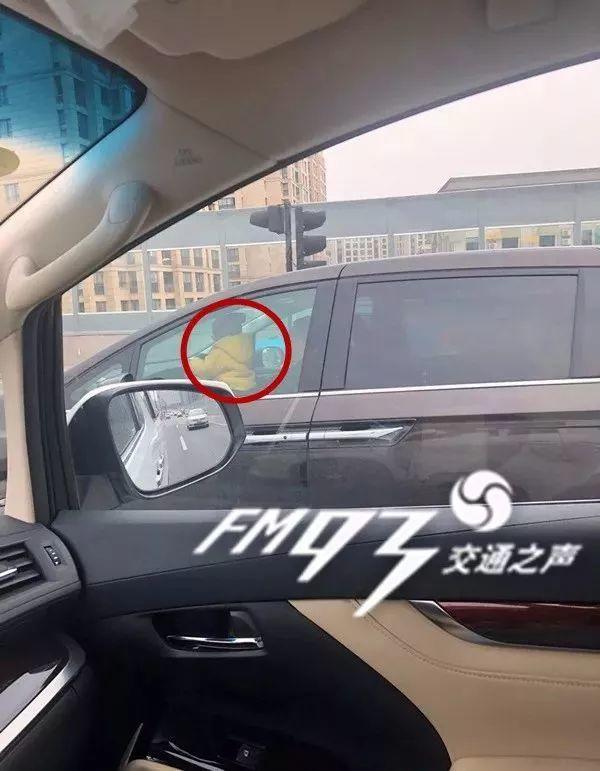 车主拍了3张照片，车友们一看全怒了：马上报警！