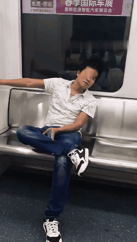 变态！事发东莞地铁站！女士们一定要看！！！