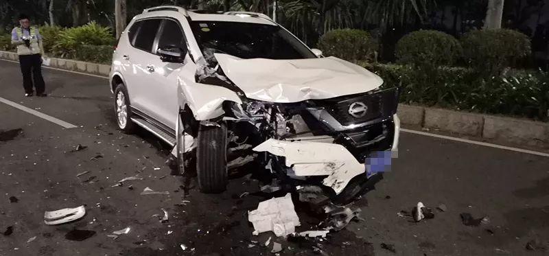 东莞摩托男3人逆行飞撞小车，瞬间弹飞空中5米高！