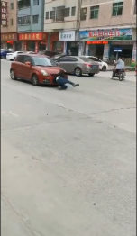 东莞一男子闹市上演多次“肉击”小车！真相是······