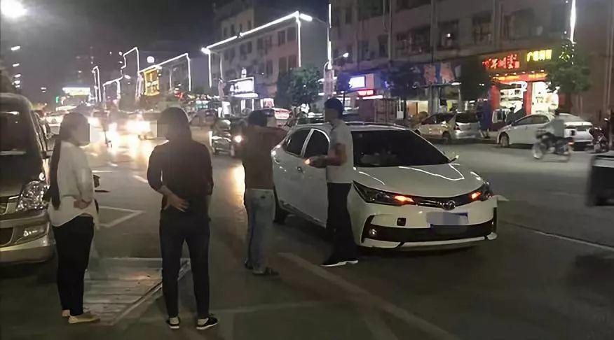 东莞一男子横穿马路被撞翻！监控拍下惊险瞬间...