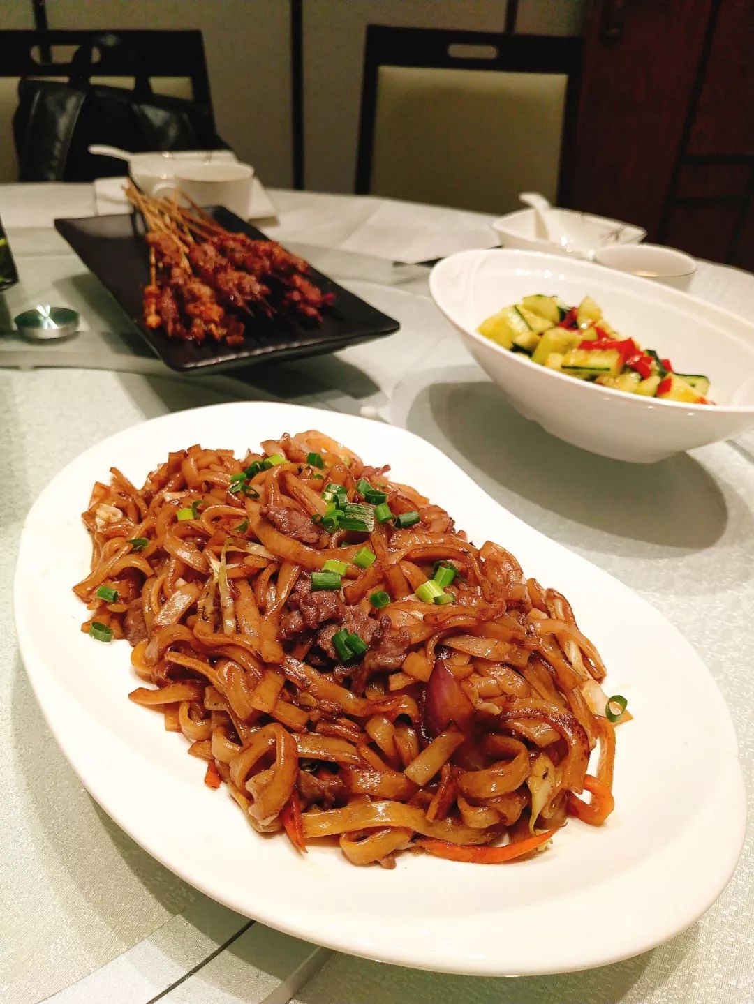 00瓶啤酒福利大放送！59元抢购原价1089元的【依谋食府】超值烧烤4人餐，烤生蚝•烤鲫鱼•烤串"
