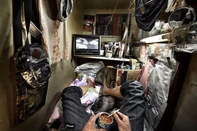 见过香港的"棺材房"，才知道自己住在东莞有多幸福！