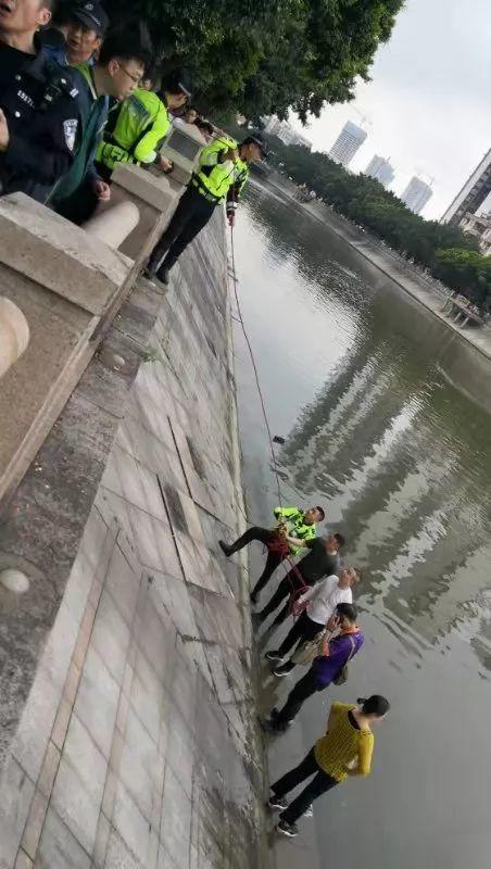 突发！东莞又一小车坠河，车里有3人！