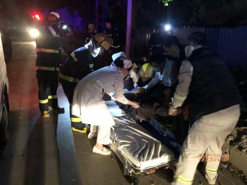 急！车辆追尾致驾驶舱严重变形，男子被困~