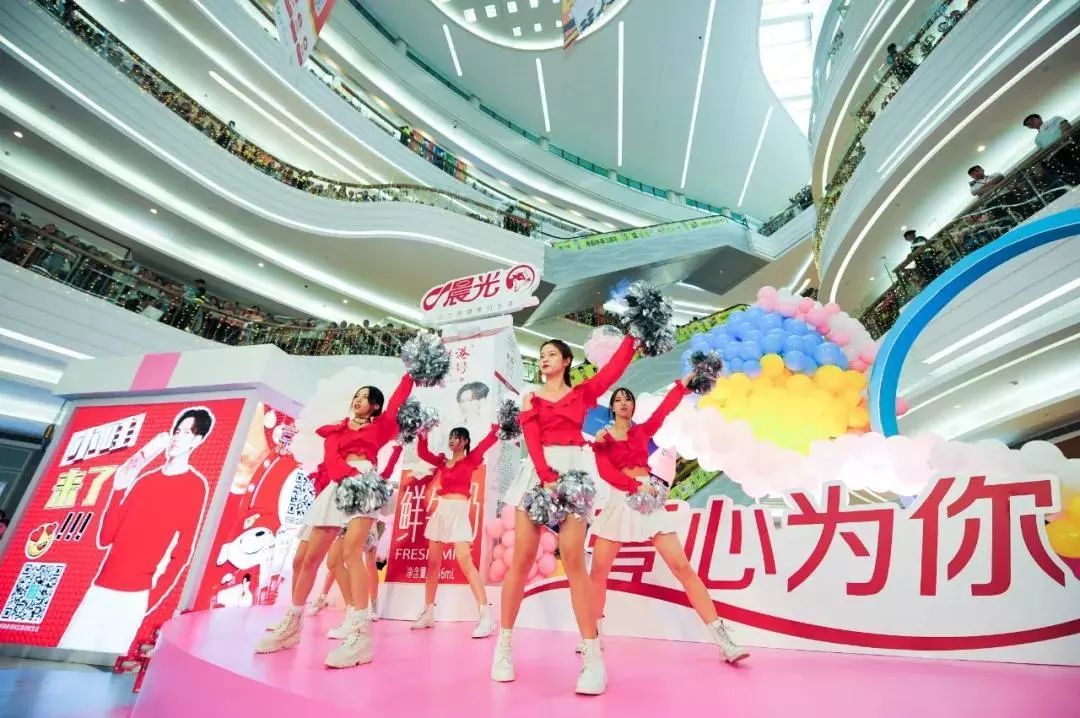 羡慕！这些人居然能和“小太阳”钟汉良拥抱！网友惊呼：儿童节变情人节！