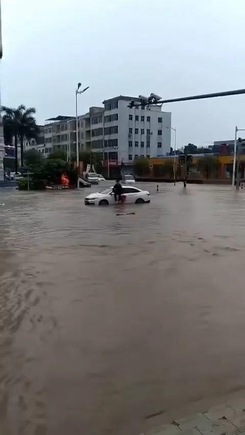 水浸街又来了！雷雨大风+暴雨预警生效！地质灾害预警三级！