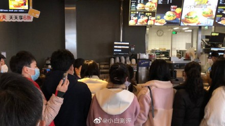 夸张！东莞人昨天是不用上班的？为了一个板烧鸡腿堡排队5小时！