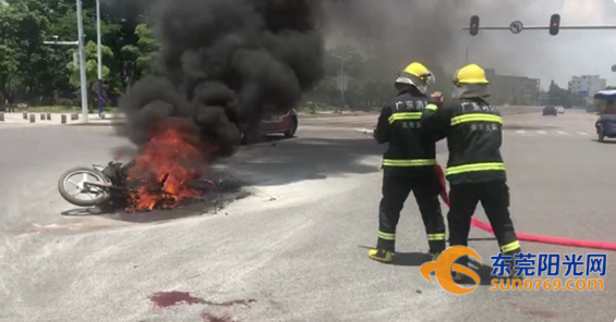 瞬间变“火人”！东莞一摩托车撞上公交后着火！只因司机这一操作…