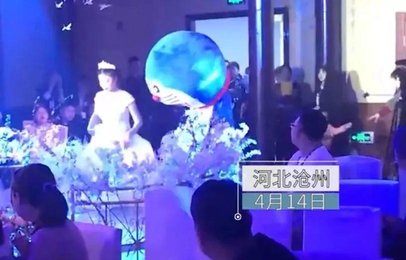 毁容爸爸化身哆啦A梦亮相女儿婚礼，撒娇卖萌！台下泣不成声.....