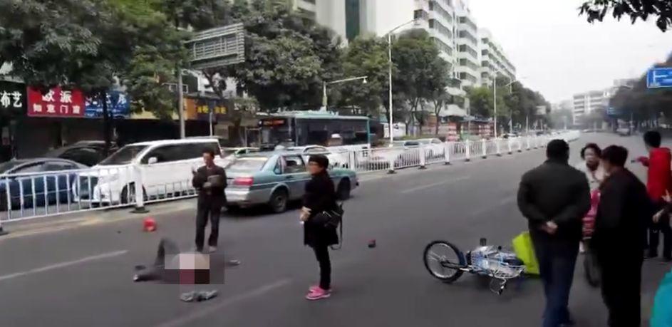 突发！东莞一行人被小车撞飞…这个路口，好多司机差点中招！