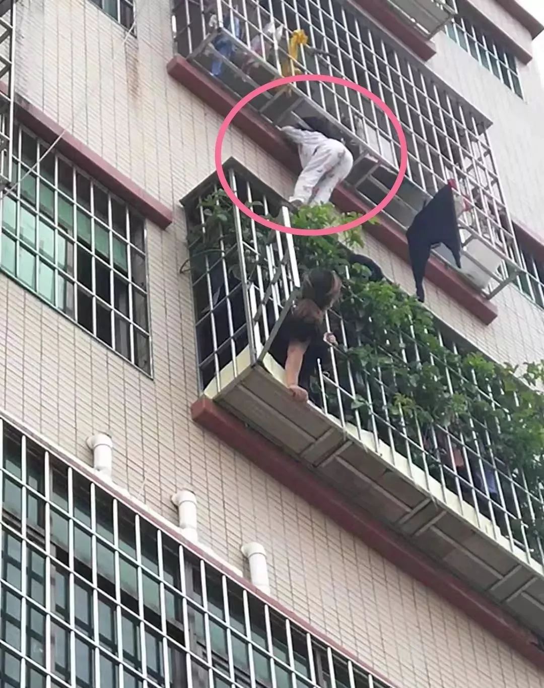 惊险！东莞5岁女童悬挂窗外！情况危急！