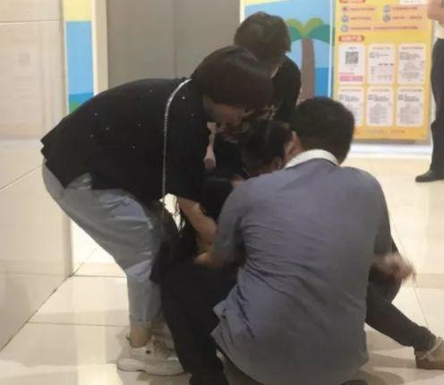 哭了！深圳被窗砸伤男童今晨走了！同小区一月两起高空坠物