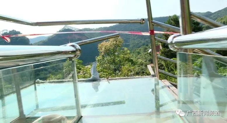 网红玻璃滑道出事！护栏被撞破1死6伤，游客回忆惊魂瞬间