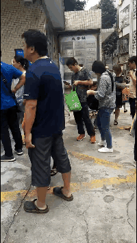 今晨东莞多所学校门口被堵！朋友圈刷爆了！真相是……