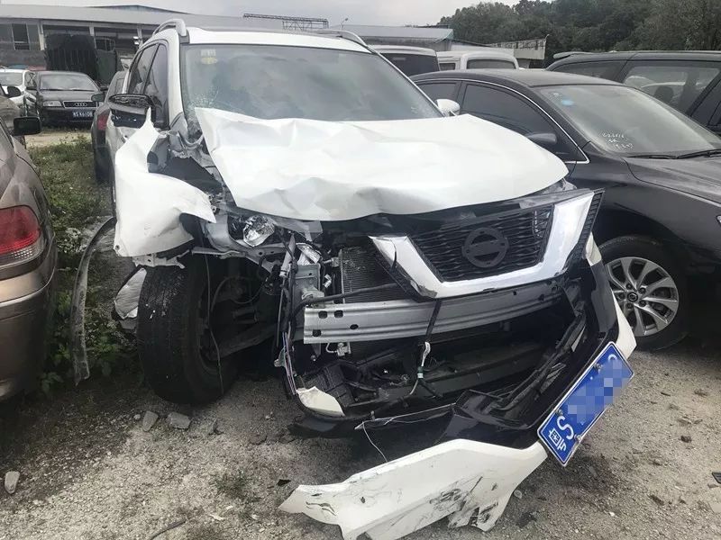 东莞摩托男3人逆行飞撞小车，瞬间弹飞空中5米高！