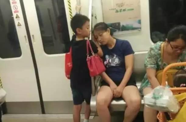 暖哭！男童地铁手写小纸片：让爸爸多睡会儿