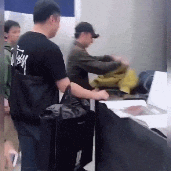 气炸了！吴京机场当众发飙！留言区一片叫好