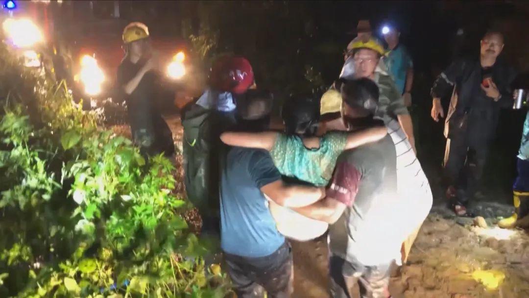 紧急预警！今晚有洪水！多地已经被淹！东莞人挺住！麻烦转给更多的人知道！