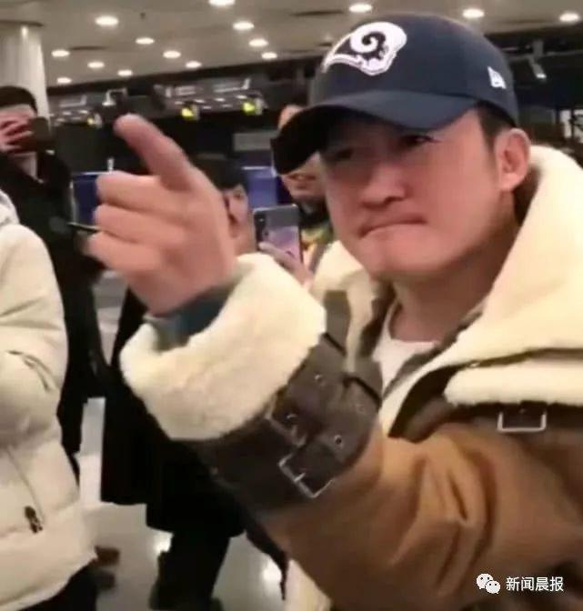 气炸了！吴京机场当众发飙！留言区一片叫好