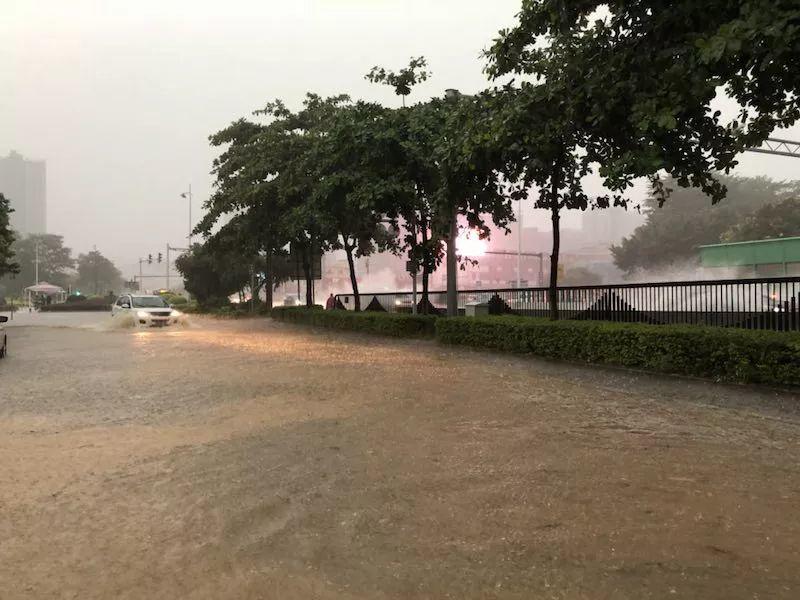 变天了！刚刚预警！大暴雨+雷电+8级大风又要来了！