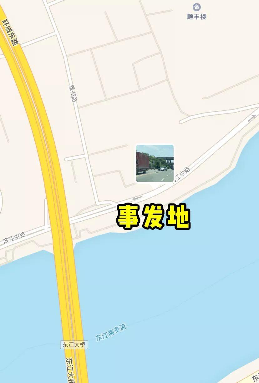 突发！东莞一路段发生一起交通事故！引擎盖都翻了！