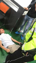 东莞男子拿剪刀自残相逼！原因竟让人哭笑不得