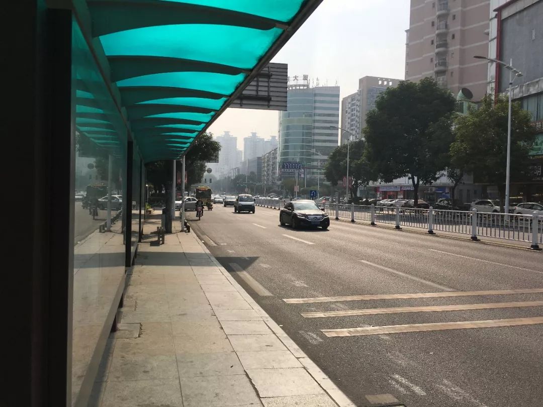 突发！东莞一行人被小车撞飞…这个路口，好多司机差点中招！