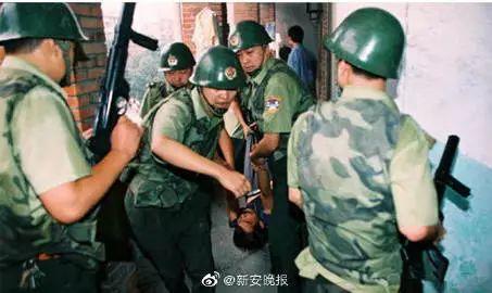 当年枪战视频曝光！色诱劫杀、身负7命的"蛇蝎美人"落网，其原身份竟是……