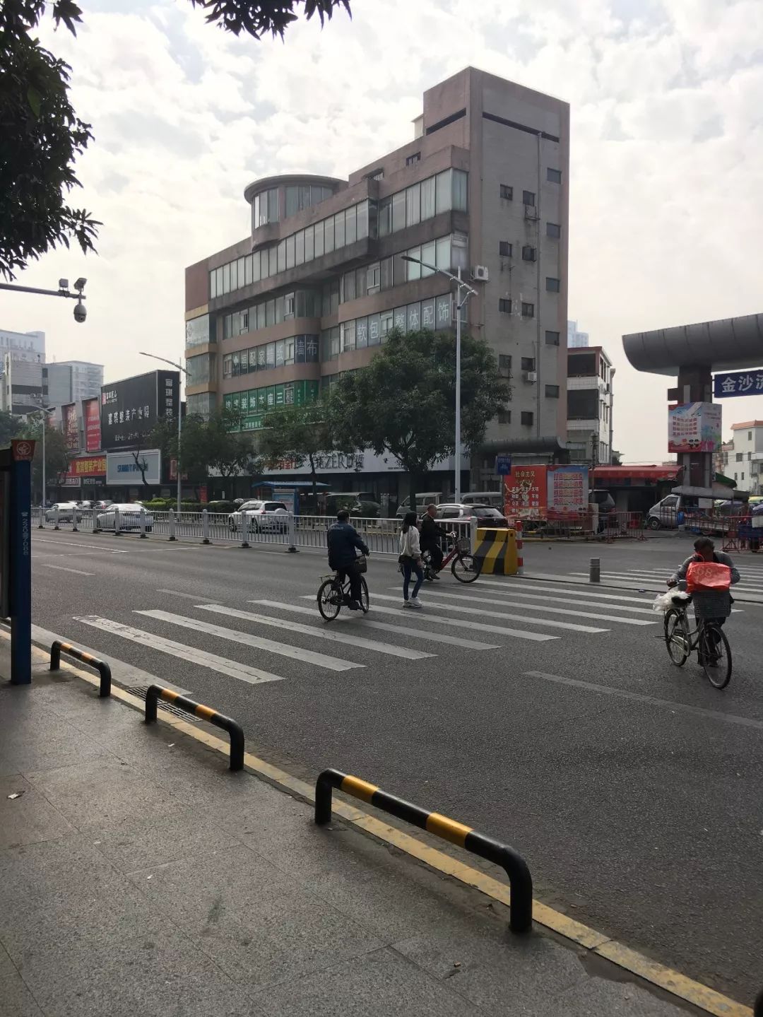突发！东莞一行人被小车撞飞…这个路口，好多司机差点中招！