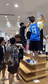 疯狂！今早优衣库抢购衣服场面一度混乱，视频看呆！