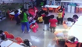 气愤！东莞一幼儿园老师6分钟脚踹掌掴3名孩子！原因让人瞠目结舌…