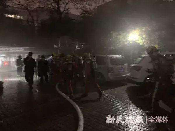 轰！特斯拉在车库突然自燃，8秒可怕视频刷屏！车主一夜没睡：当时并没在充电