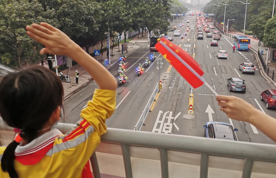 转发点赞！东莞英雄回来了！全城亮灯，第一张图就戳中泪点