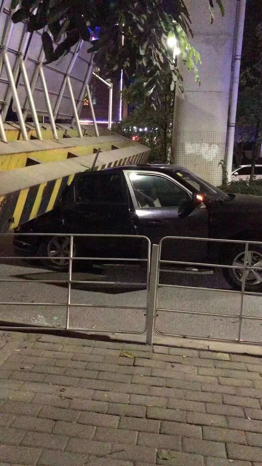 突发！东莞一限高架倒塌，砸中两车，最新消息...