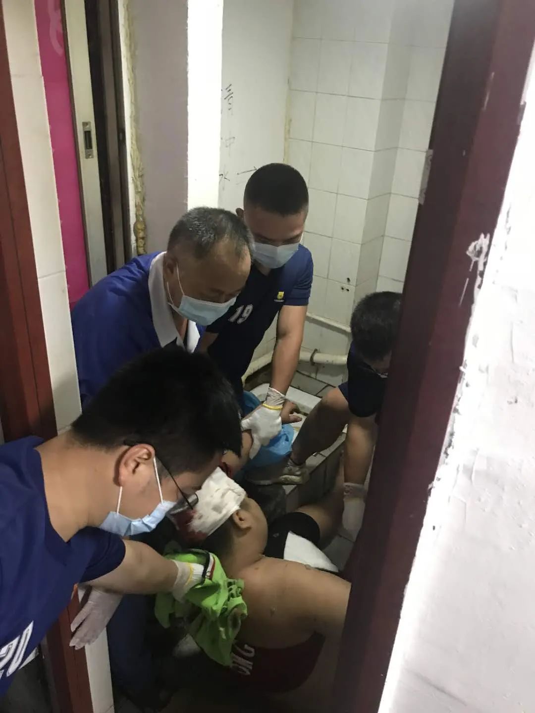 东莞醉汉头撞玻璃门鲜血直流！东莞人不要再劝酒了！