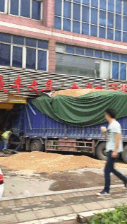 太吓人了！东莞一辆泥头车突然冲入店铺！