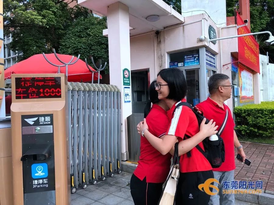 东莞高考第一天！现场一片红！