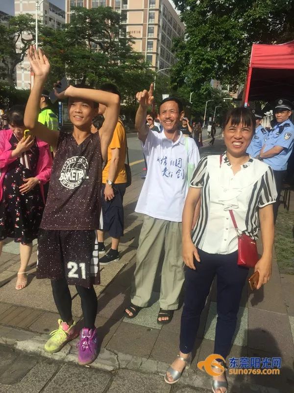 东莞高考第一天！现场一片红！