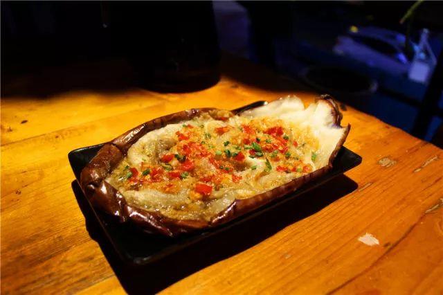 最火爆宵夜！49.9元张三疯烧烤3-4人餐招牌烤鱼（魔芋+豆腐条+豆芽）+烤鸡翅尖6串+烤深海鱼丸4串......