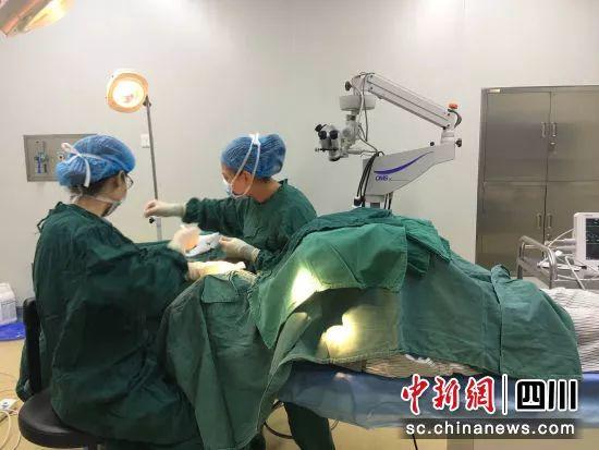 长时间玩手机，这名少年玩成了斗鸡眼...