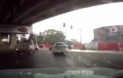 粤S小车“飞车”冲入大坑！原因竟然是...