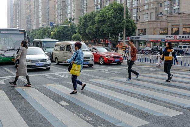 即日起“礼让行人”将全面取消？碰瓷的哭了，车主笑了：早该这样了