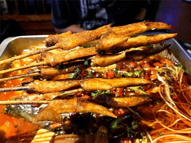 最火爆宵夜！49.9元张三疯烧烤3-4人餐招牌烤鱼（魔芋+豆腐条+豆芽）+烤鸡翅尖6串+烤深海鱼丸4串......