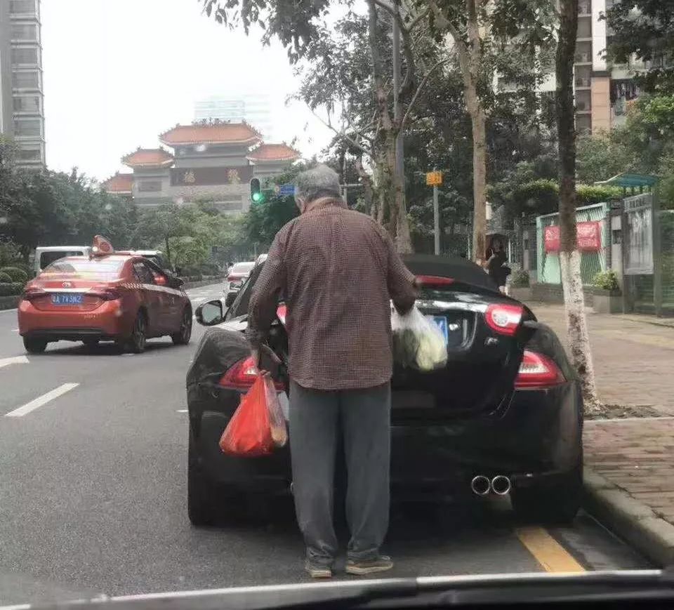 广东土豪阿伯刷爆朋友圈！一口气买了6部宝马7系？网曝真相系…
