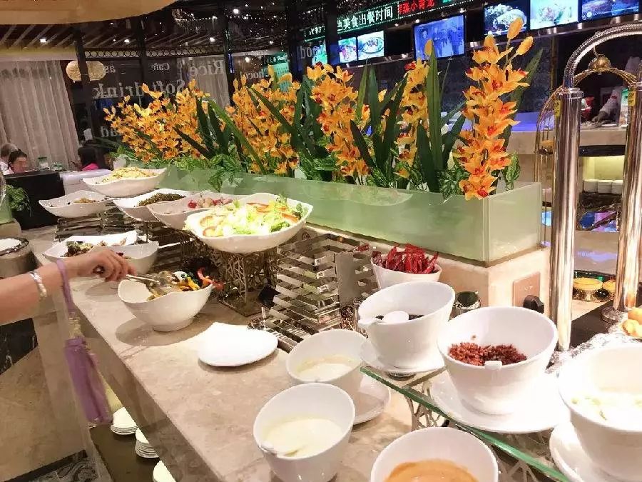 吃喝玩乐12个钟才99元！12小时净桑+2个自助餐+恒温游泳池+干蒸+汗蒸+榻榻米休息区+电影院！