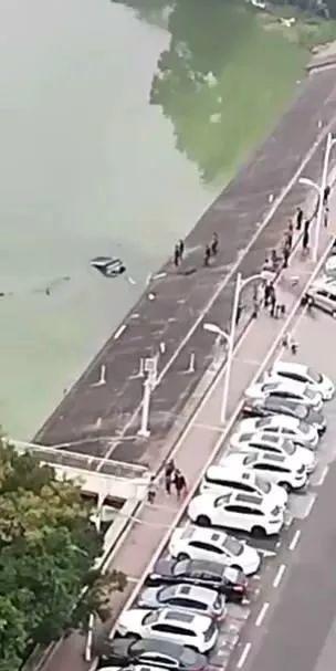 突发！东莞一小车坠湖司机被困！结局却让人感动！